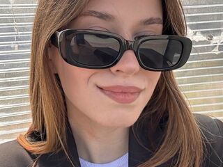 naughty cam girl fingering shaved pussy BonnieWalton