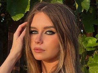 girl showing pussy BrunaKiebler