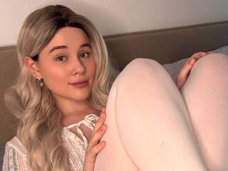 naughty camgirl masturbating with vibrator DeluaMoon