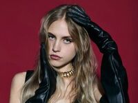 camgirl masturbating with sex toy EveTottingham