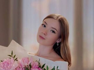 naughty cam girl fingering shaved pussy JaniseServoss