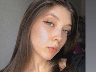 girl topless LienFlanders