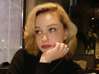 camgirl playing with dildo LilithYongi