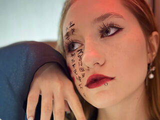 naked camgirl masturbating with vibrator MistyColacone