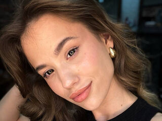 closeup webcam PearlyLominack